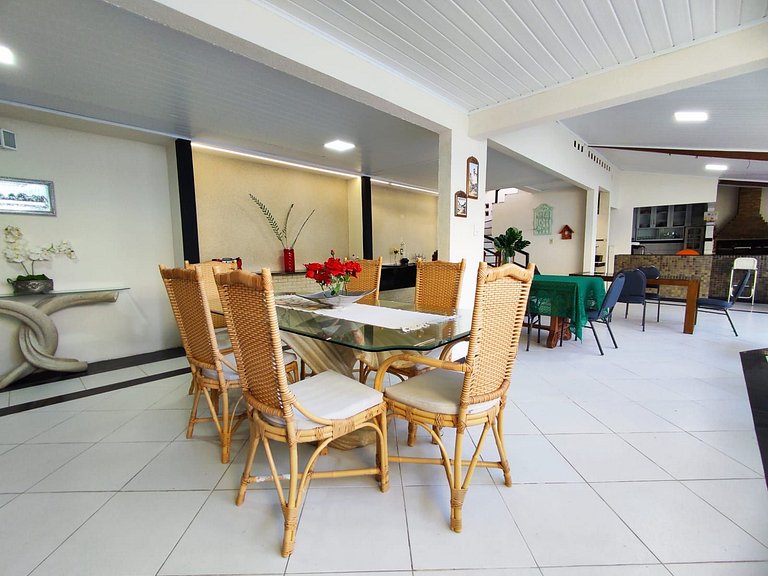 Sobrado Sofisticado com 5 Suítes na Praia da Coroa do Meio -