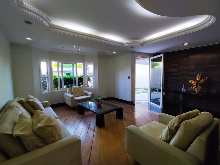 Sobrado Sofisticado com 5 Suítes na Praia da Coroa do Meio -