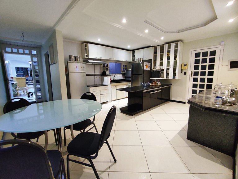 Sobrado Sofisticado com 5 Suítes na Praia da Coroa do Meio -