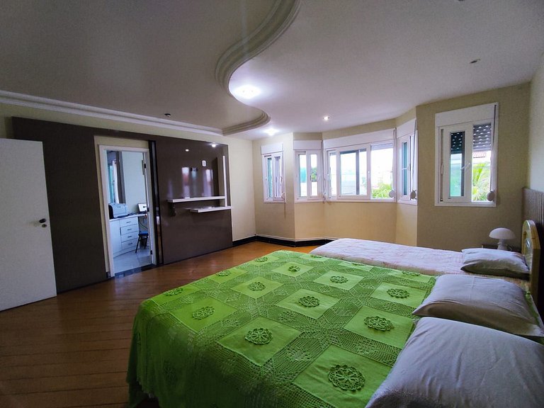 Sobrado Sofisticado com 5 Suítes na Praia da Coroa do Meio -